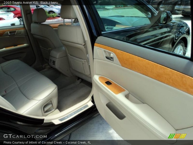 Black / Ivory 2007 Toyota Avalon XLS
