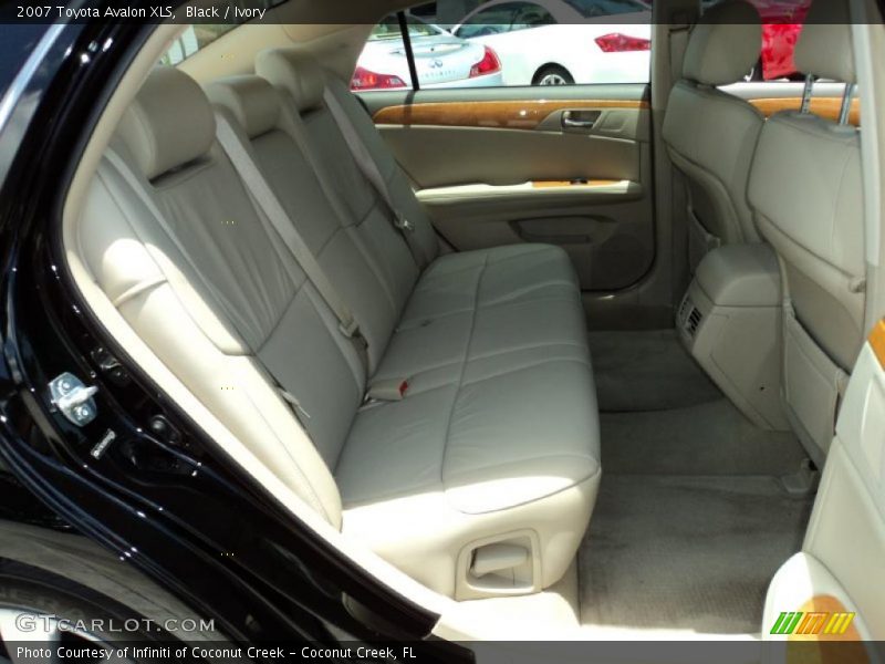 Black / Ivory 2007 Toyota Avalon XLS