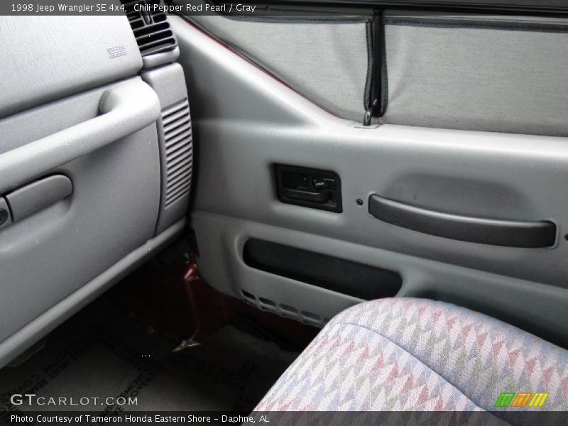 Chili Pepper Red Pearl / Gray 1998 Jeep Wrangler SE 4x4