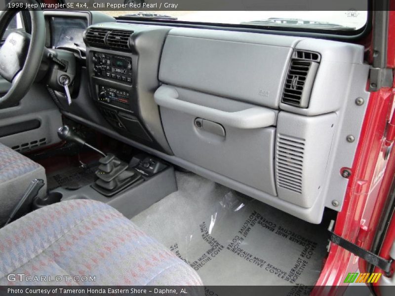 Chili Pepper Red Pearl / Gray 1998 Jeep Wrangler SE 4x4