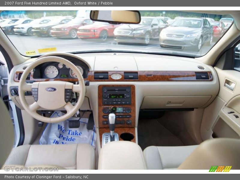 Dashboard of 2007 Five Hundred Limited AWD