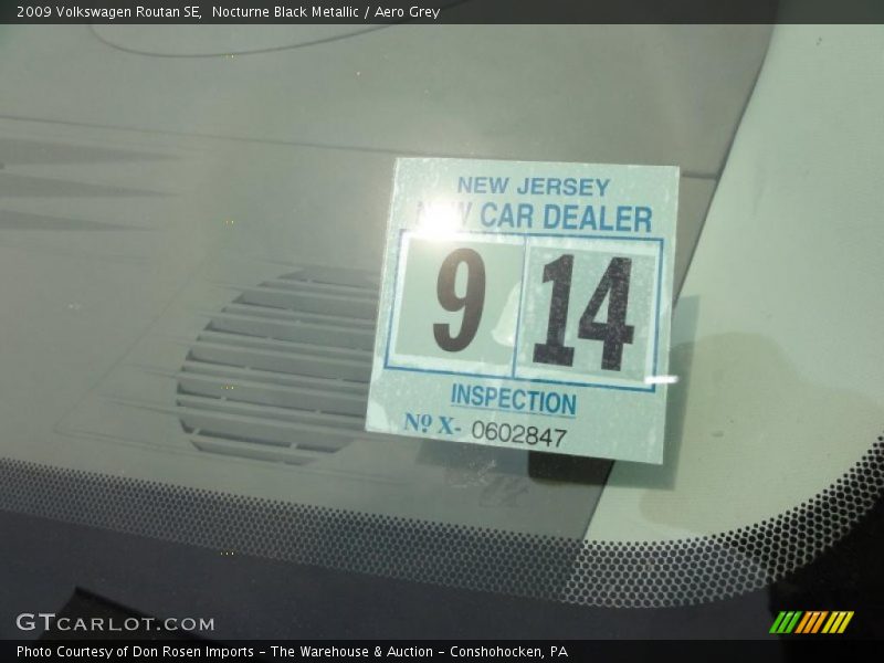 Nocturne Black Metallic / Aero Grey 2009 Volkswagen Routan SE