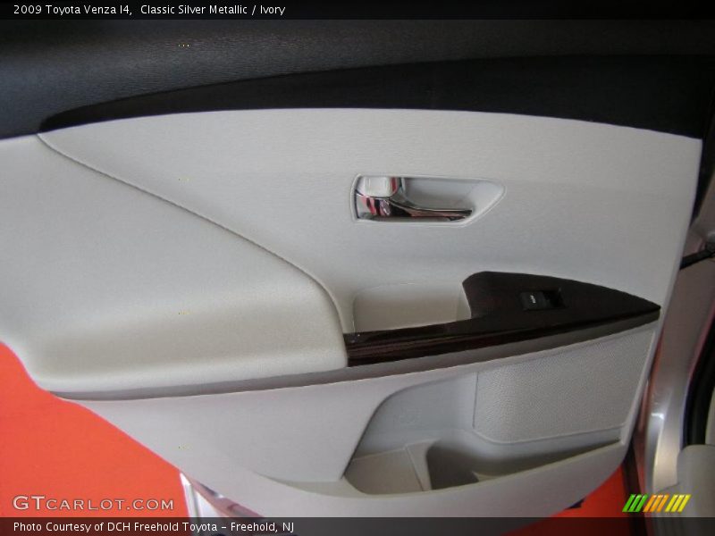 Classic Silver Metallic / Ivory 2009 Toyota Venza I4