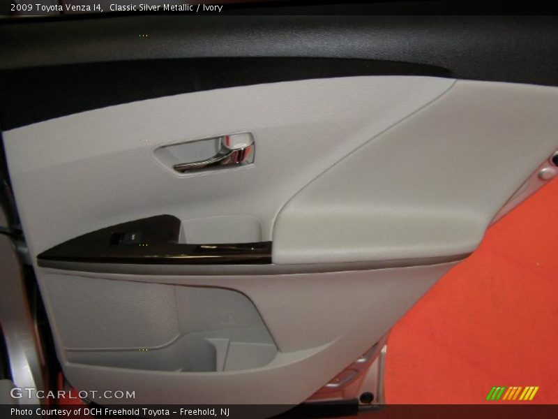 Classic Silver Metallic / Ivory 2009 Toyota Venza I4