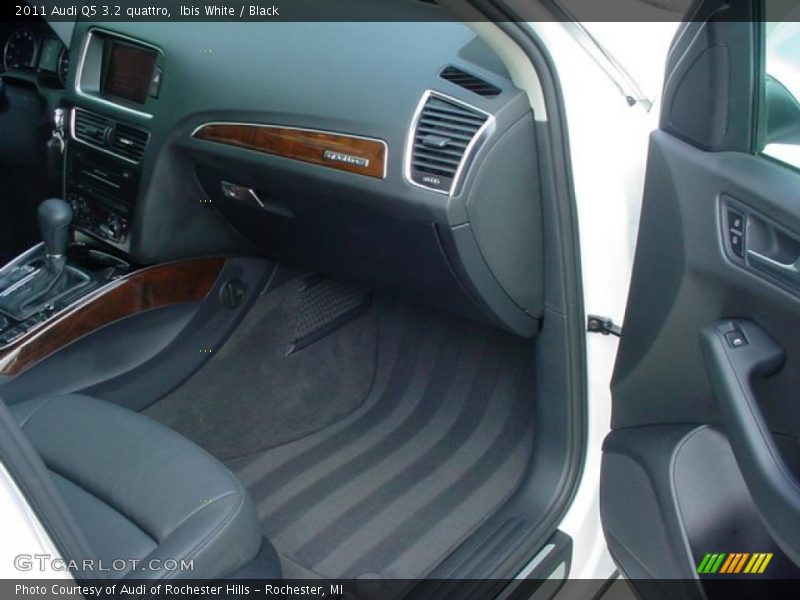 Ibis White / Black 2011 Audi Q5 3.2 quattro
