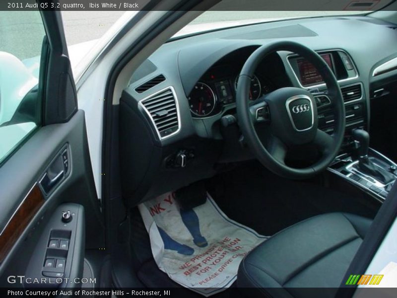 Ibis White / Black 2011 Audi Q5 3.2 quattro