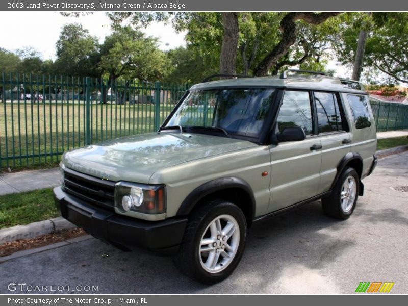 Front 3/4 View of 2003 Discovery S