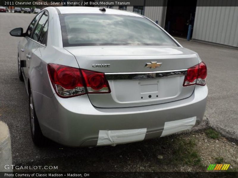 Silver Ice Metallic / Jet Black/Medium Titanium 2011 Chevrolet Cruze LS