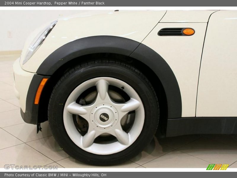 Pepper White / Panther Black 2004 Mini Cooper Hardtop