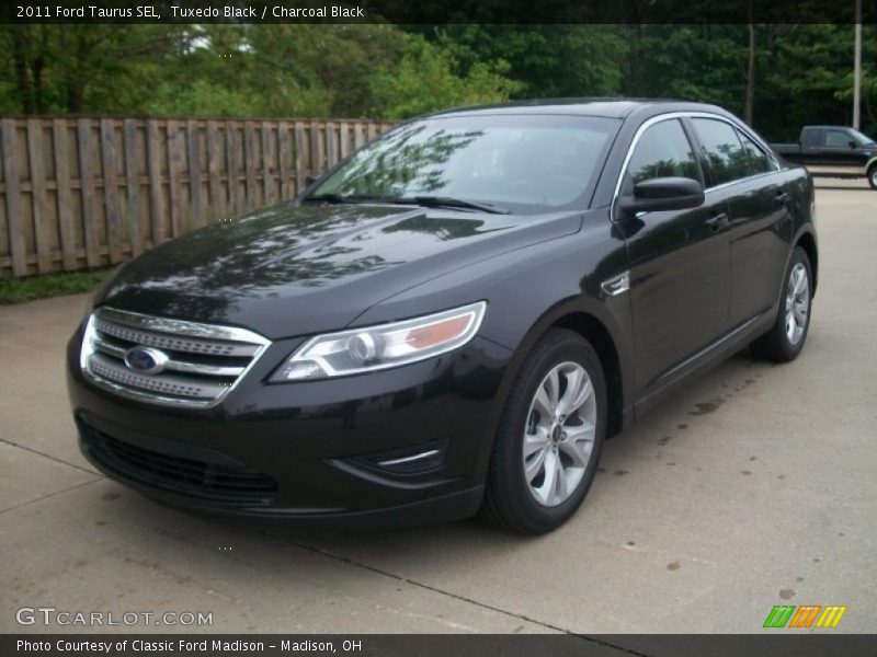Tuxedo Black / Charcoal Black 2011 Ford Taurus SEL
