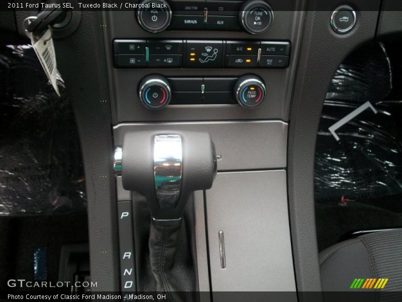 Tuxedo Black / Charcoal Black 2011 Ford Taurus SEL