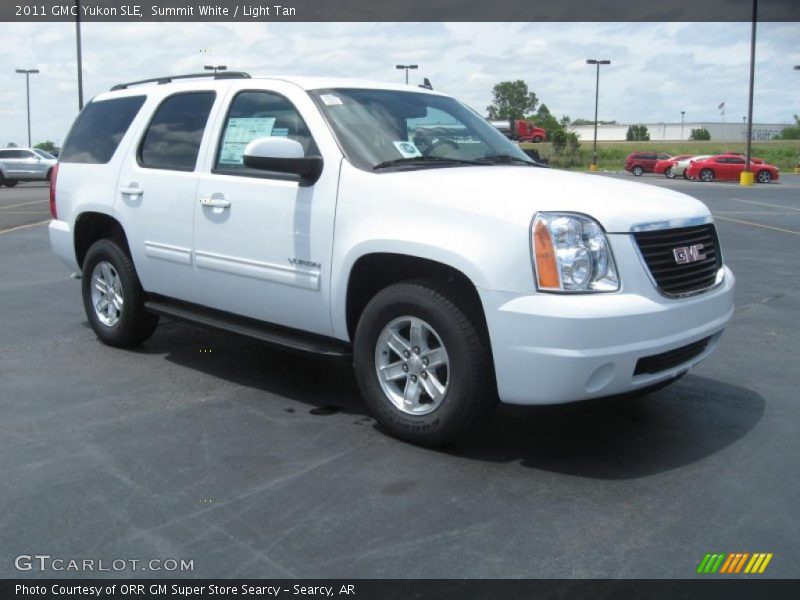 Front 3/4 View of 2011 Yukon SLE