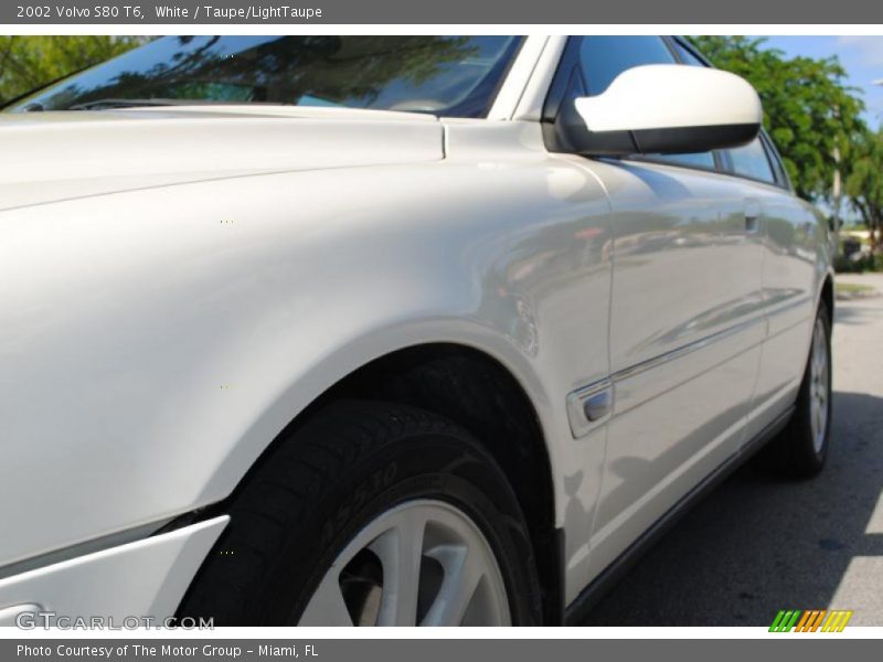 White / Taupe/LightTaupe 2002 Volvo S80 T6