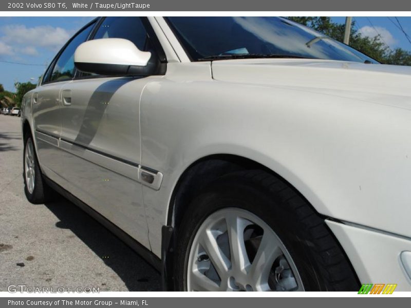 White / Taupe/LightTaupe 2002 Volvo S80 T6