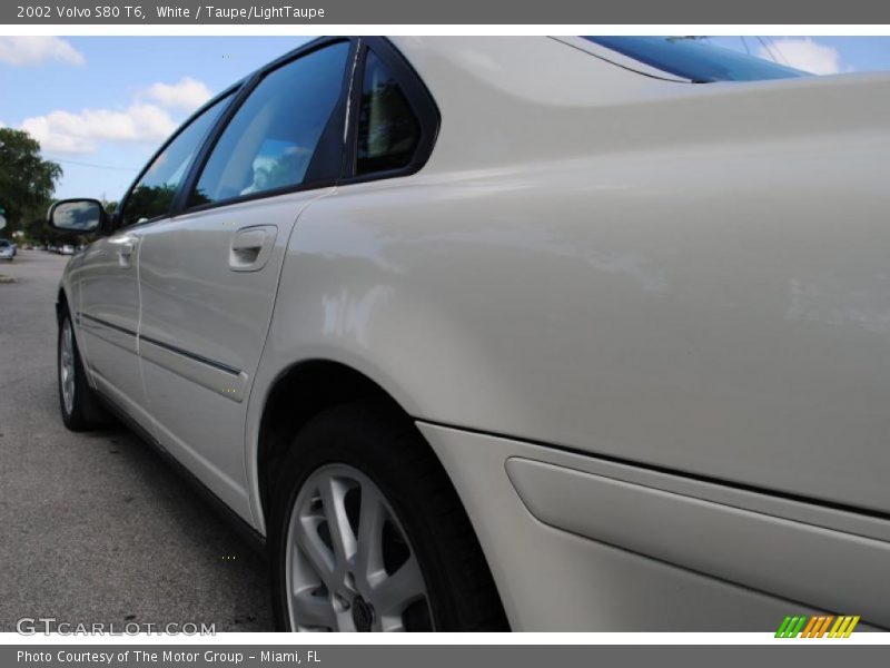 White / Taupe/LightTaupe 2002 Volvo S80 T6