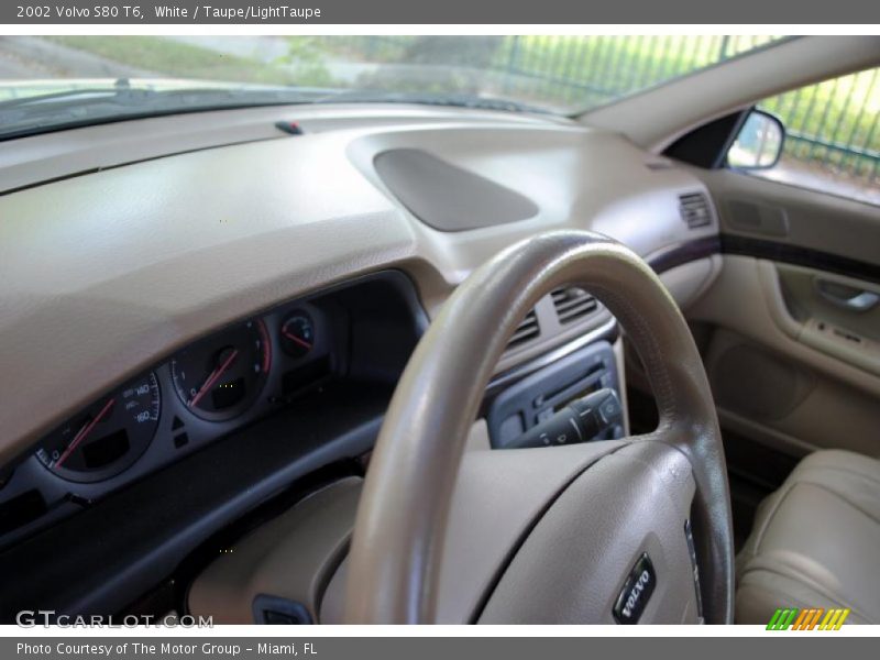 White / Taupe/LightTaupe 2002 Volvo S80 T6
