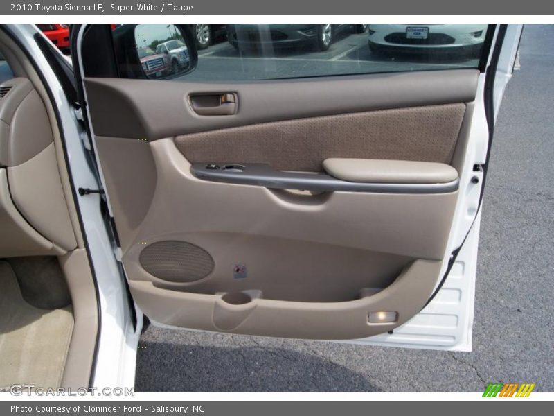 Super White / Taupe 2010 Toyota Sienna LE