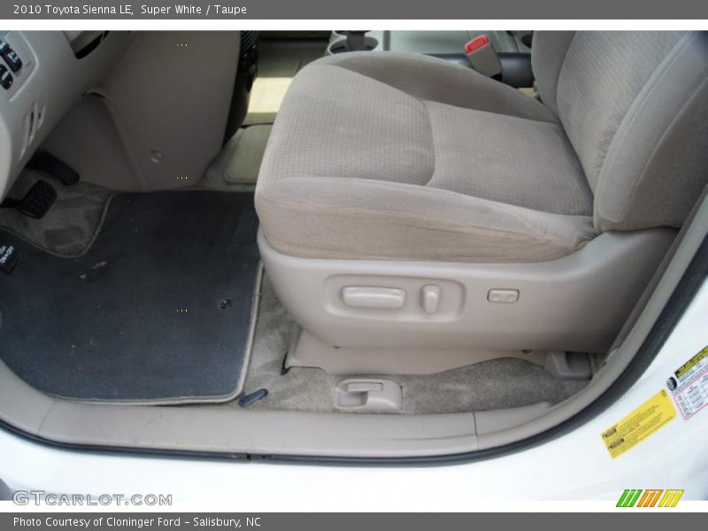 Super White / Taupe 2010 Toyota Sienna LE