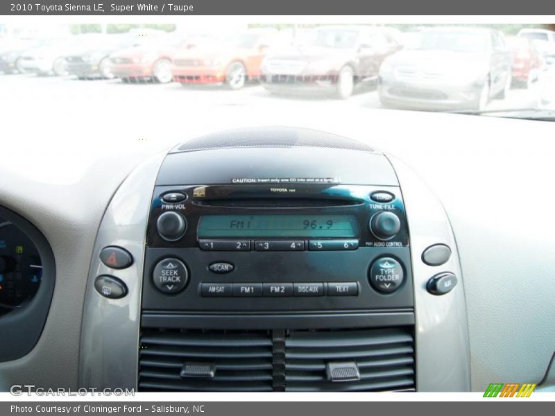 Super White / Taupe 2010 Toyota Sienna LE
