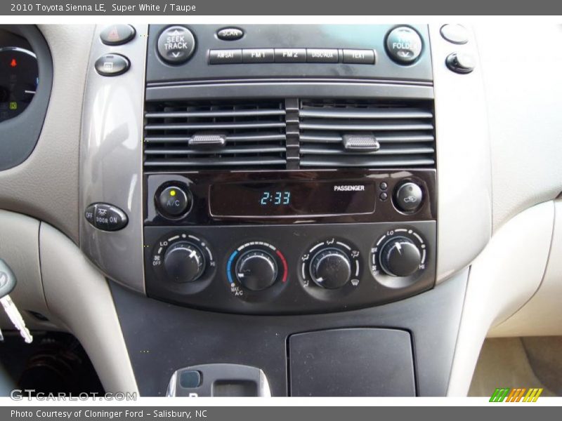 Super White / Taupe 2010 Toyota Sienna LE