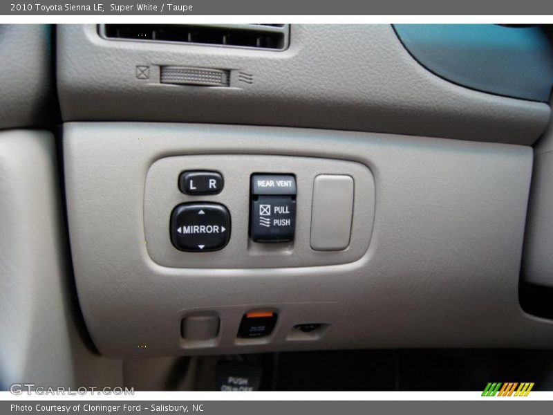 Super White / Taupe 2010 Toyota Sienna LE