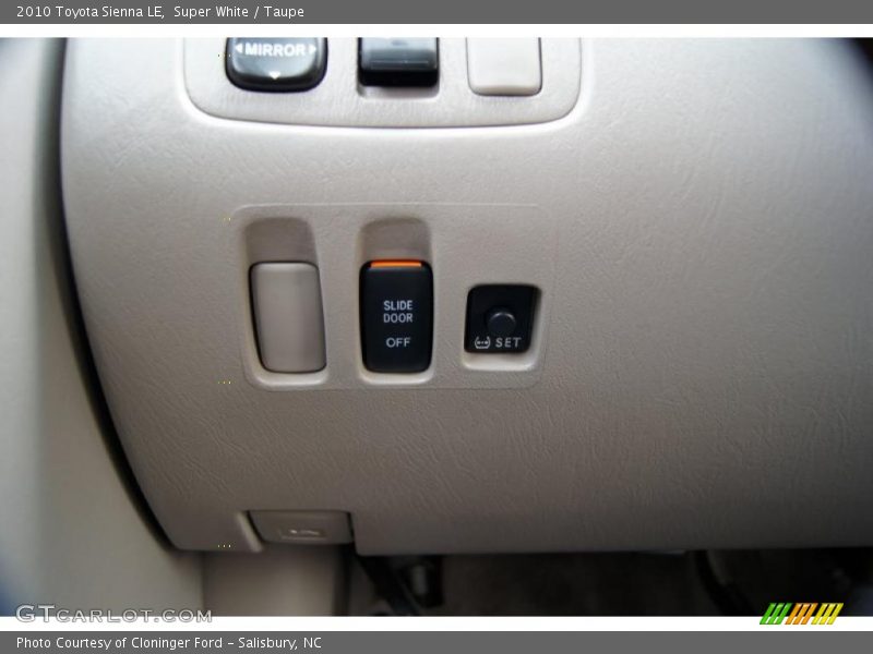 Super White / Taupe 2010 Toyota Sienna LE