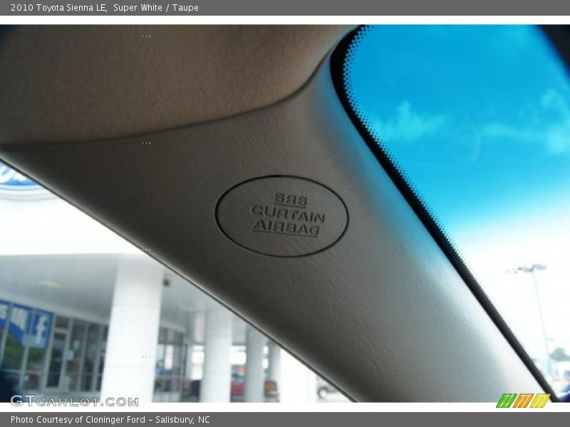 Super White / Taupe 2010 Toyota Sienna LE