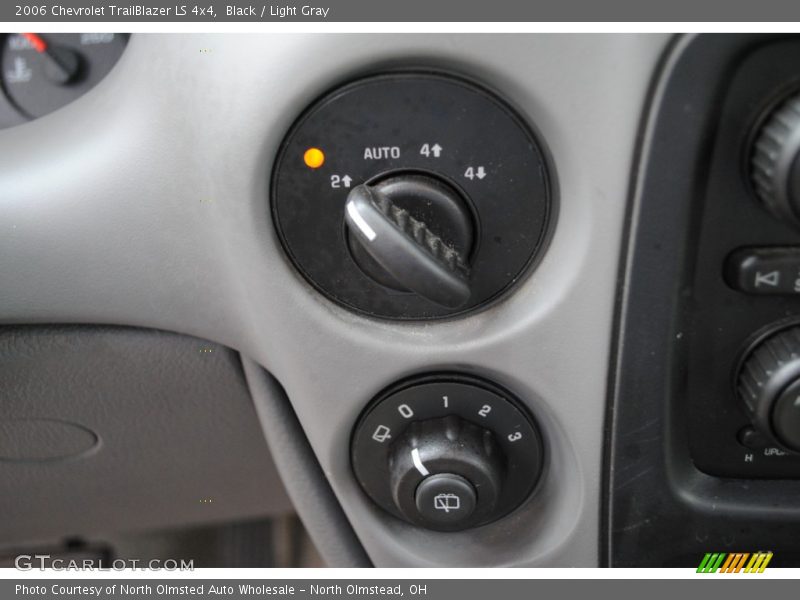 Black / Light Gray 2006 Chevrolet TrailBlazer LS 4x4