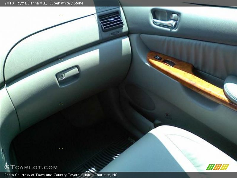 Super White / Stone 2010 Toyota Sienna XLE