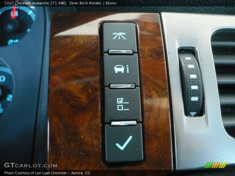 Silver Birch Metallic / Ebony 2007 Chevrolet Avalanche Z71 4WD