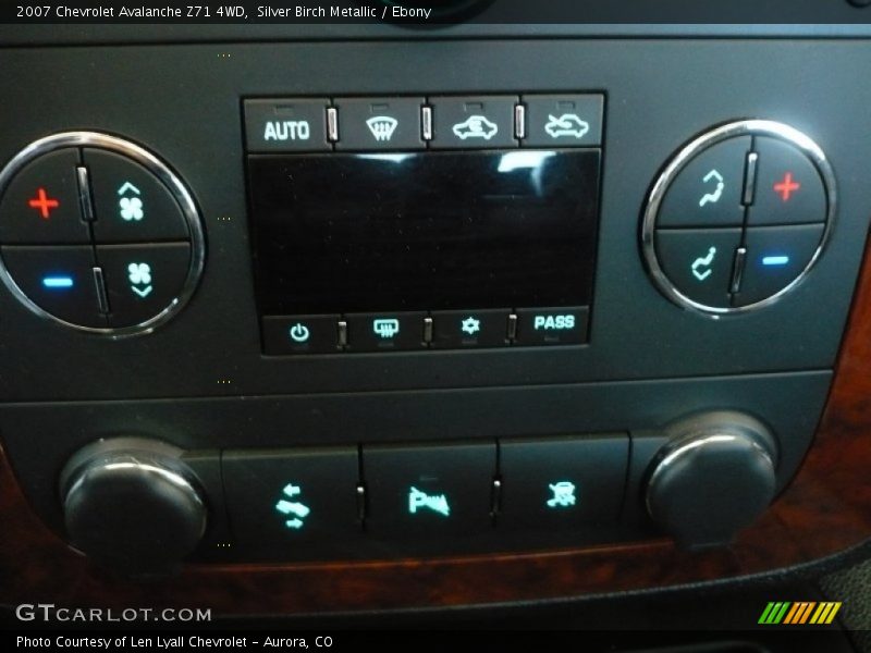 Silver Birch Metallic / Ebony 2007 Chevrolet Avalanche Z71 4WD