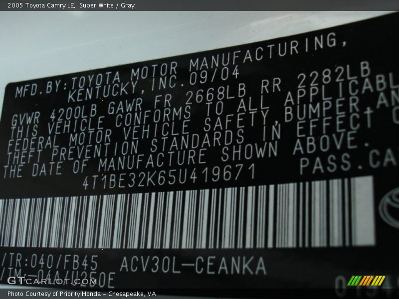 Super White / Gray 2005 Toyota Camry LE