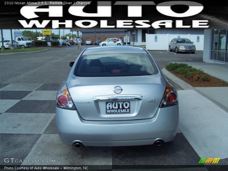 Radiant Silver / Charcoal 2010 Nissan Altima 2.5 S