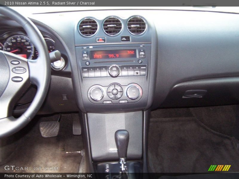 Radiant Silver / Charcoal 2010 Nissan Altima 2.5 S