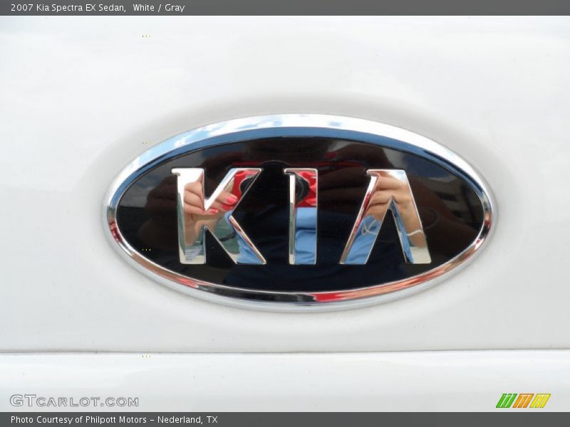 White / Gray 2007 Kia Spectra EX Sedan