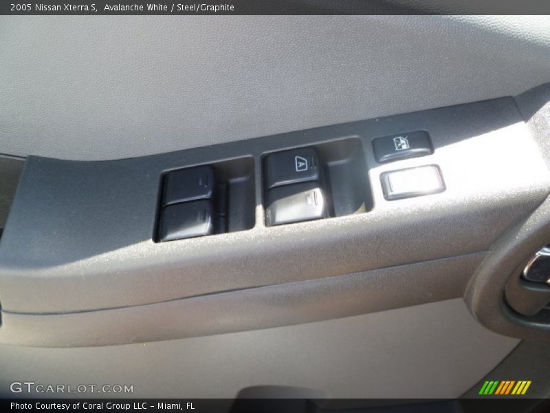 Avalanche White / Steel/Graphite 2005 Nissan Xterra S