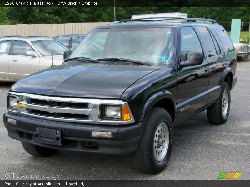 Front 3/4 View of 1996 Blazer 4x4