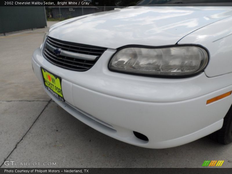 Bright White / Gray 2002 Chevrolet Malibu Sedan
