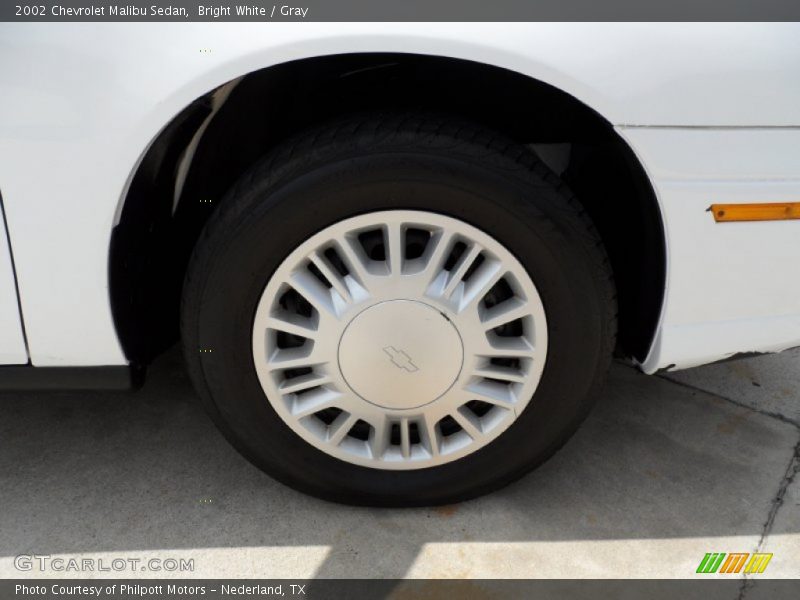 Bright White / Gray 2002 Chevrolet Malibu Sedan