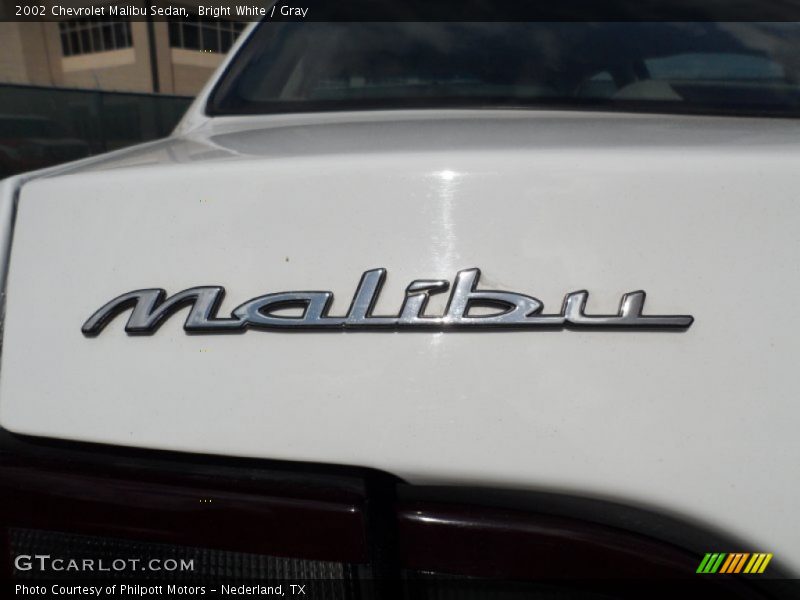 Bright White / Gray 2002 Chevrolet Malibu Sedan