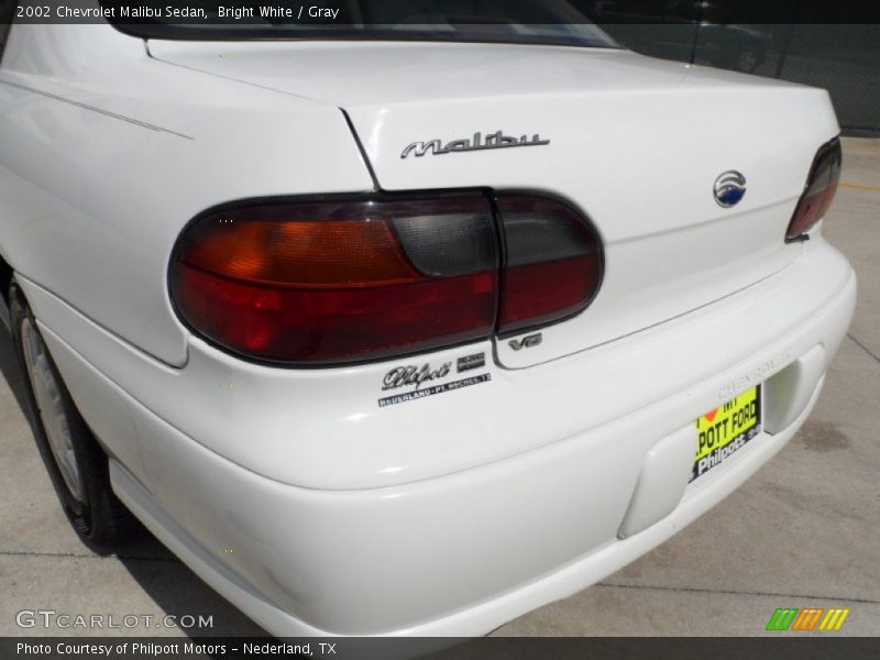 Bright White / Gray 2002 Chevrolet Malibu Sedan