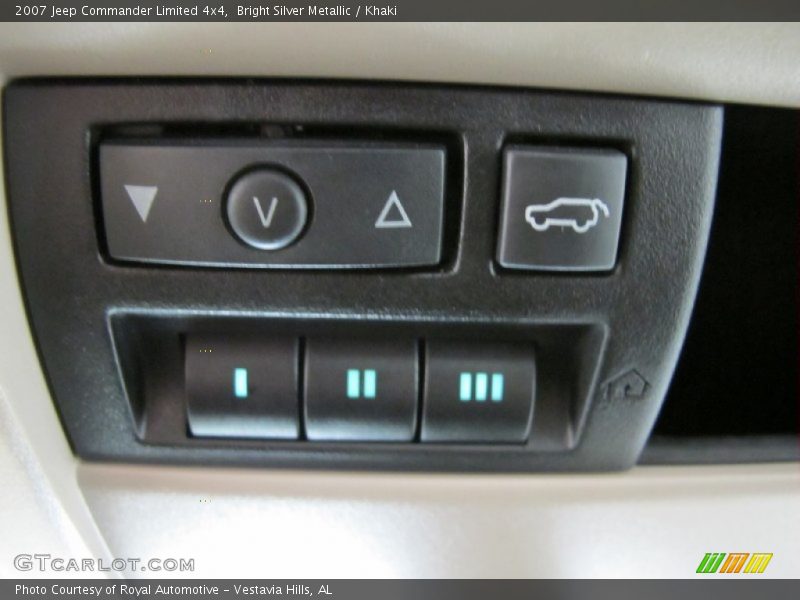 Bright Silver Metallic / Khaki 2007 Jeep Commander Limited 4x4