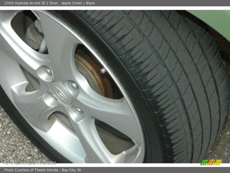 Apple Green / Black 2009 Hyundai Accent SE 3 Door