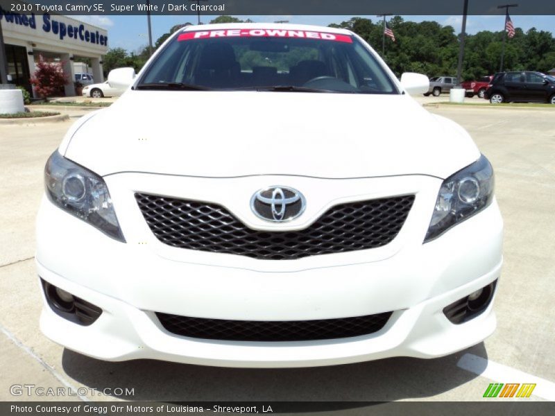Super White / Dark Charcoal 2010 Toyota Camry SE