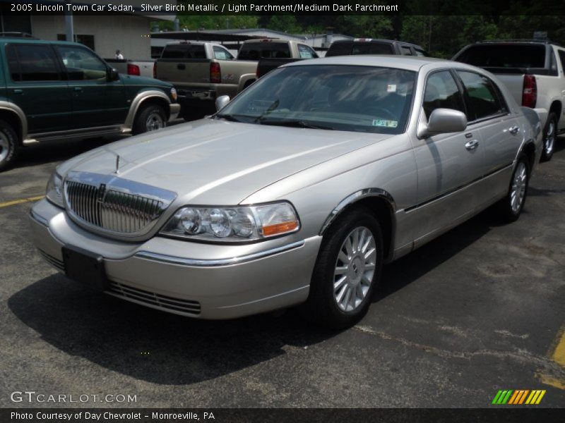 Silver Birch Metallic / Light Parchment/Medium Dark Parchment 2005 Lincoln Town Car Sedan
