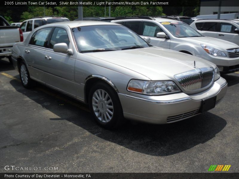 Silver Birch Metallic / Light Parchment/Medium Dark Parchment 2005 Lincoln Town Car Sedan