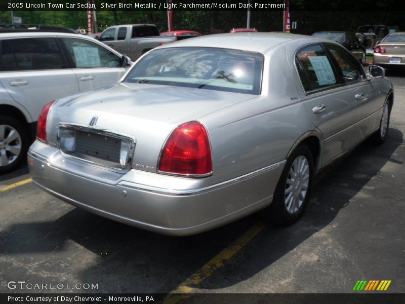 Silver Birch Metallic / Light Parchment/Medium Dark Parchment 2005 Lincoln Town Car Sedan