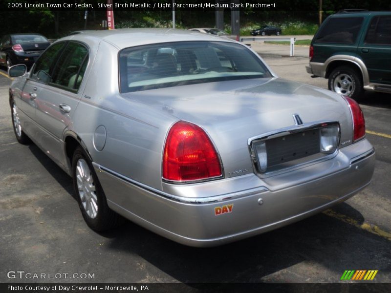 Silver Birch Metallic / Light Parchment/Medium Dark Parchment 2005 Lincoln Town Car Sedan
