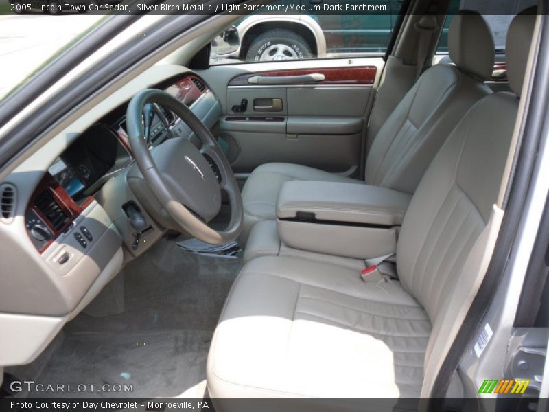 Silver Birch Metallic / Light Parchment/Medium Dark Parchment 2005 Lincoln Town Car Sedan