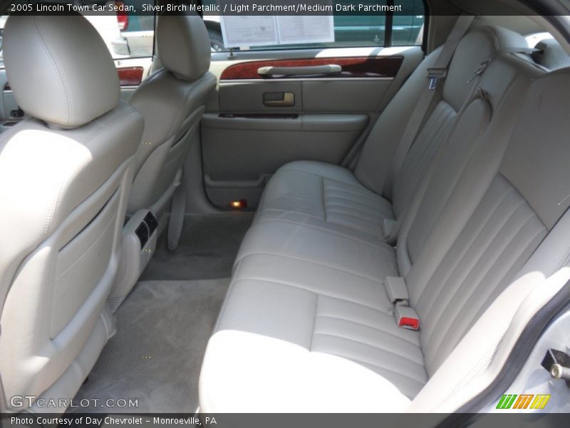 Silver Birch Metallic / Light Parchment/Medium Dark Parchment 2005 Lincoln Town Car Sedan
